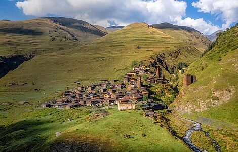 Abgelegenes Bergdorf Dartlo im Großen Kaukasus in Georgien