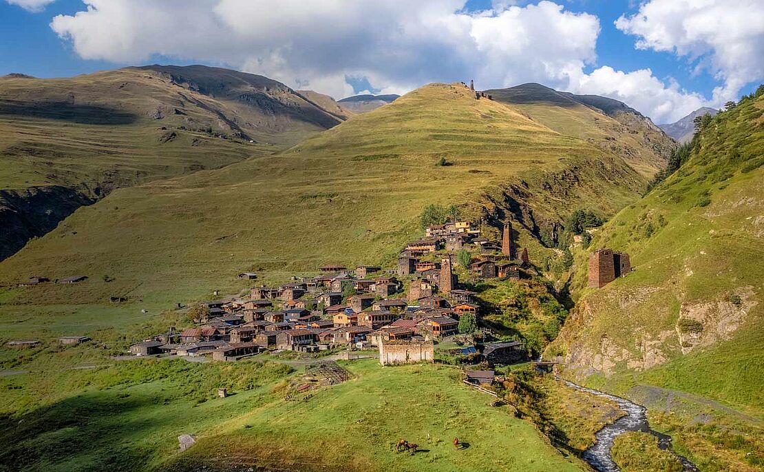 Abgelegenes Bergdorf Dartlo im Großen Kaukasus in Georgien