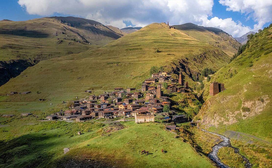Abgelegenes Bergdorf Dartlo im Großen Kaukasus in Georgien