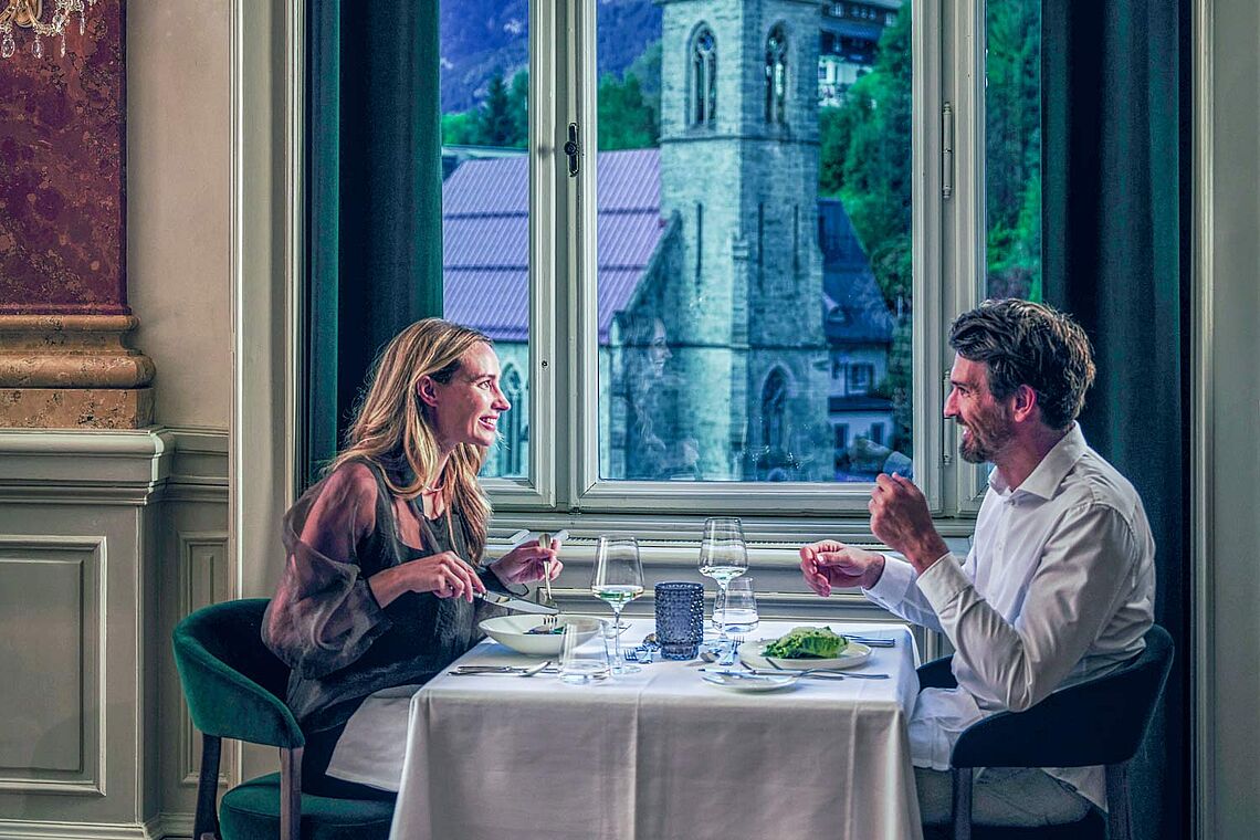 Mann und Frau beim Dinner im Straubinger Saal im A-ROSA Straubinger Grand Hotel Bad Gastein