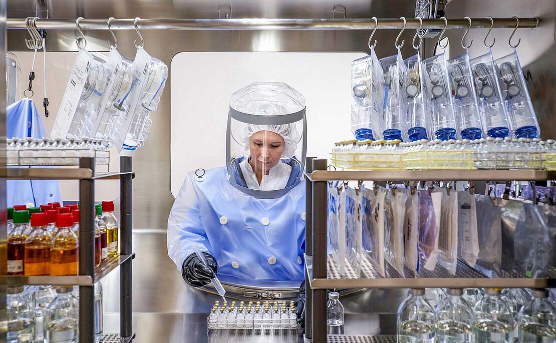 Frau in Laborkleidung bei der Arbeit