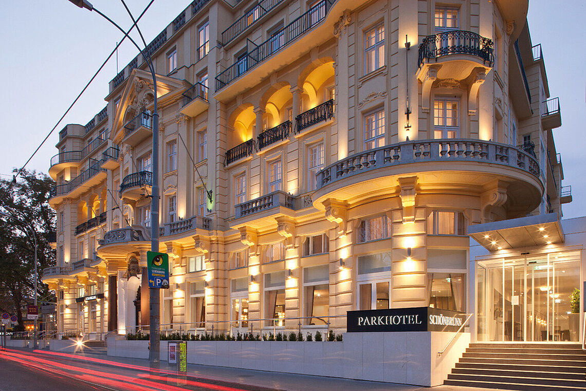 Beleuchtete Außenansicht Austria Trend Parkhotel Schönbrunn