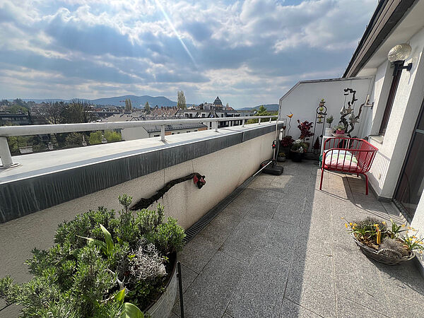 Sonniges Dachgeschoss mit traumhaftem Fernblick & großer Terrasse