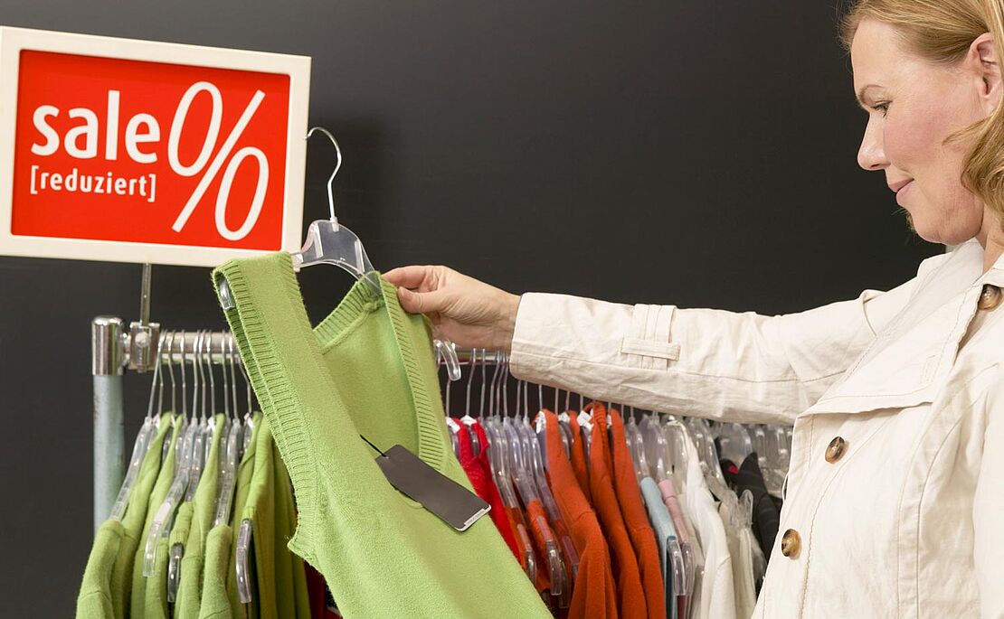 Frau kauft im Sale