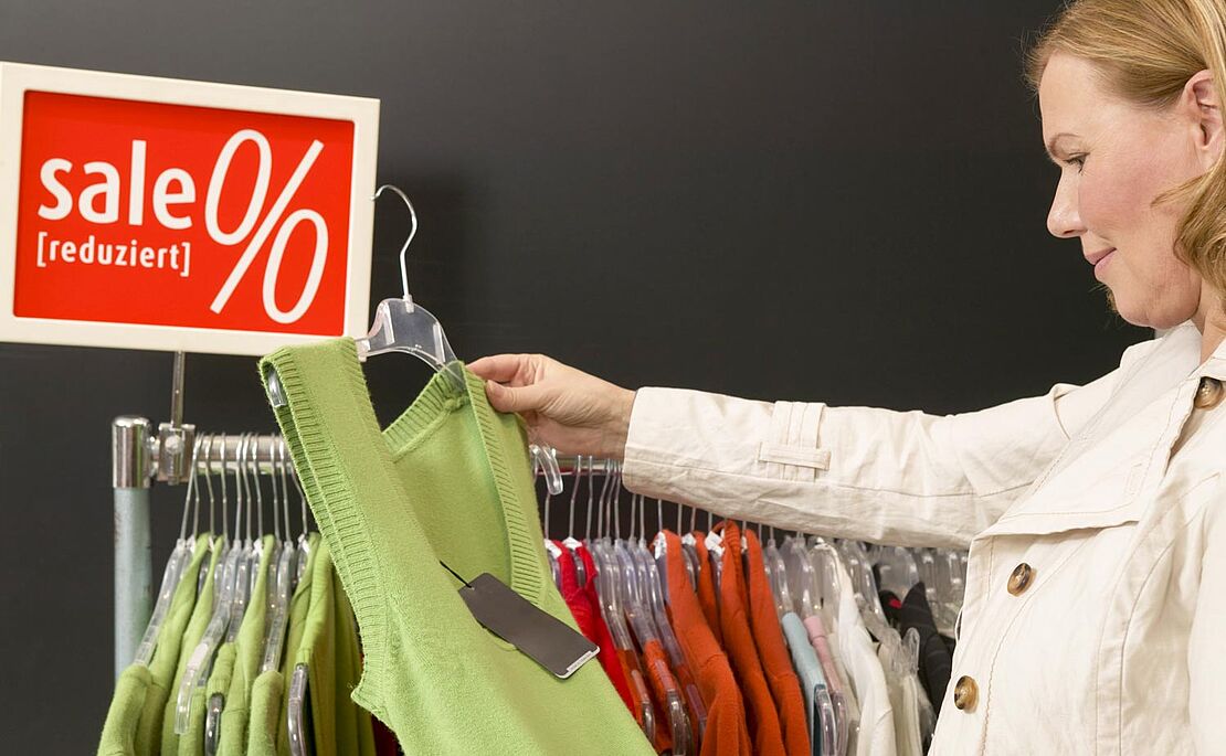 Frau kauft im Sale