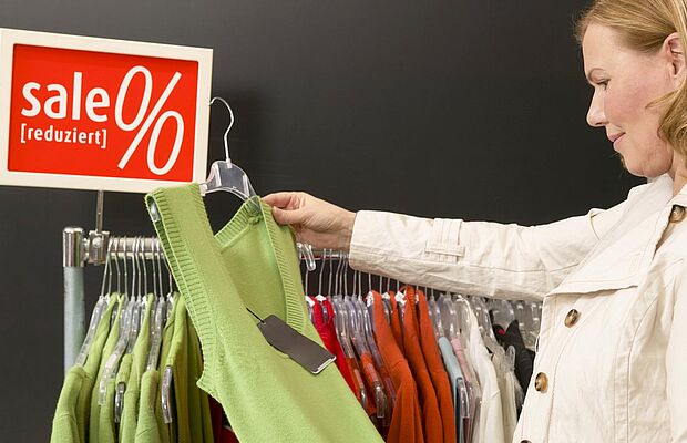 Frau kauft im Sale