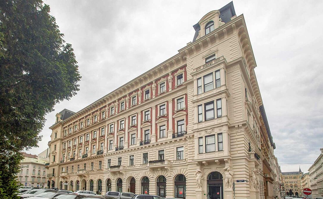 Blick auf ein Zinshaus mit 5 Stöcken plus Dachausbau