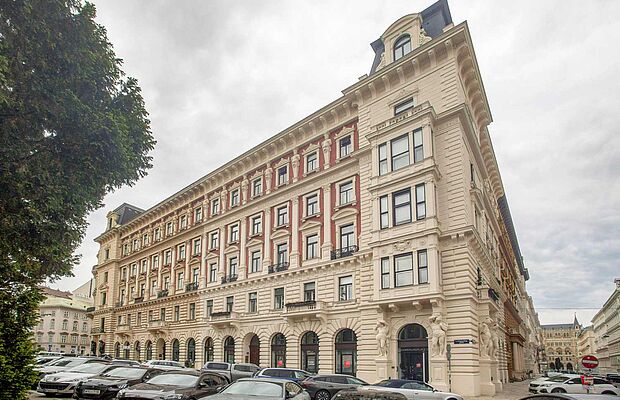 Blick auf ein Zinshaus mit 5 Stöcken plus Dachausbau