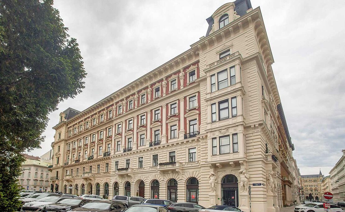 Blick auf ein Zinshaus mit 5 Stöcken plus Dachausbau