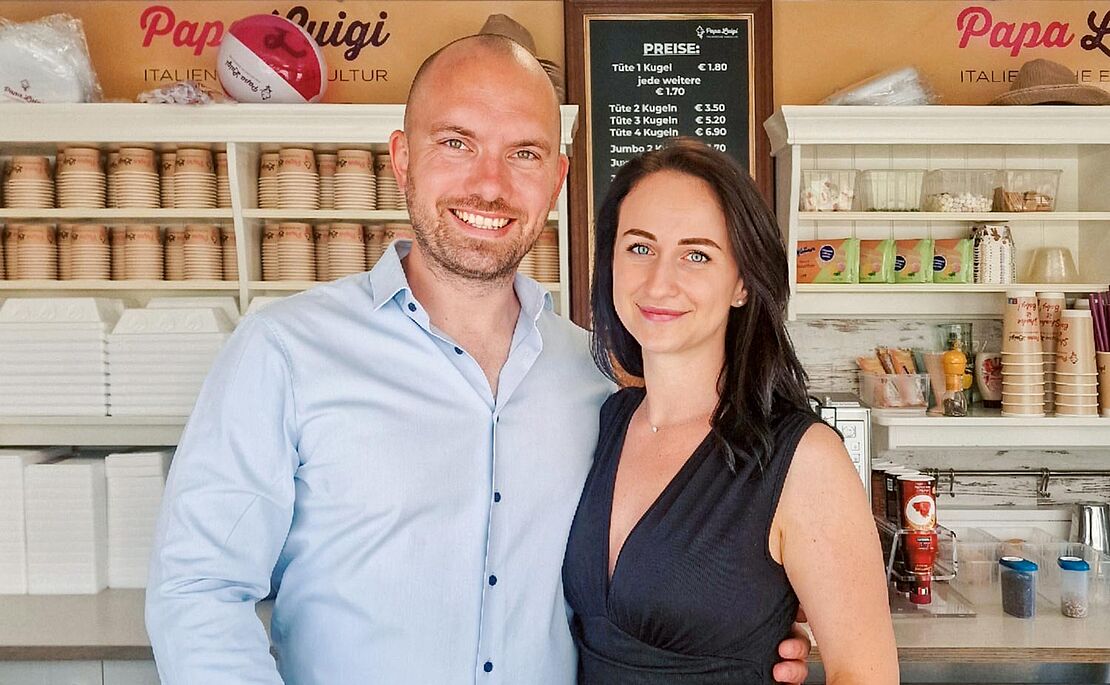 Sebastian ­Ritter und seine Frau in einem Verkaufsanhänger