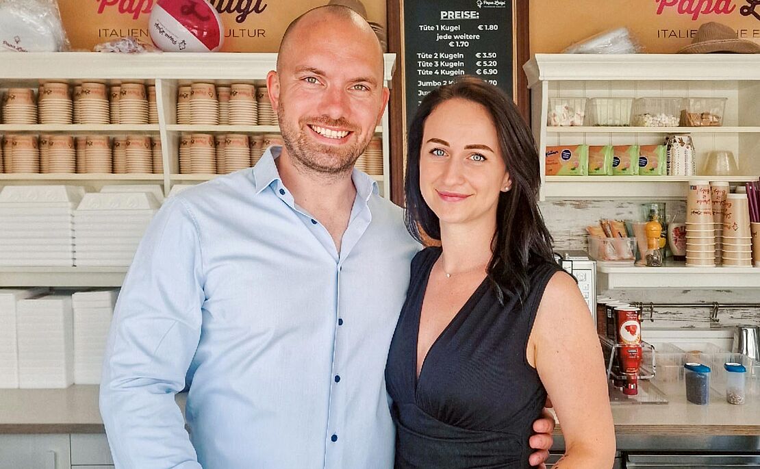 Sebastian ­Ritter und seine Frau in einem Verkaufsanhänger