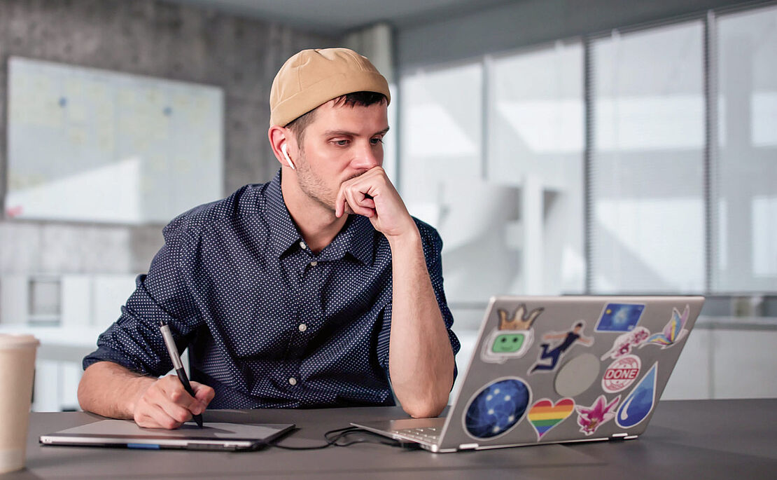 freier Dienstnehmer am Laptop