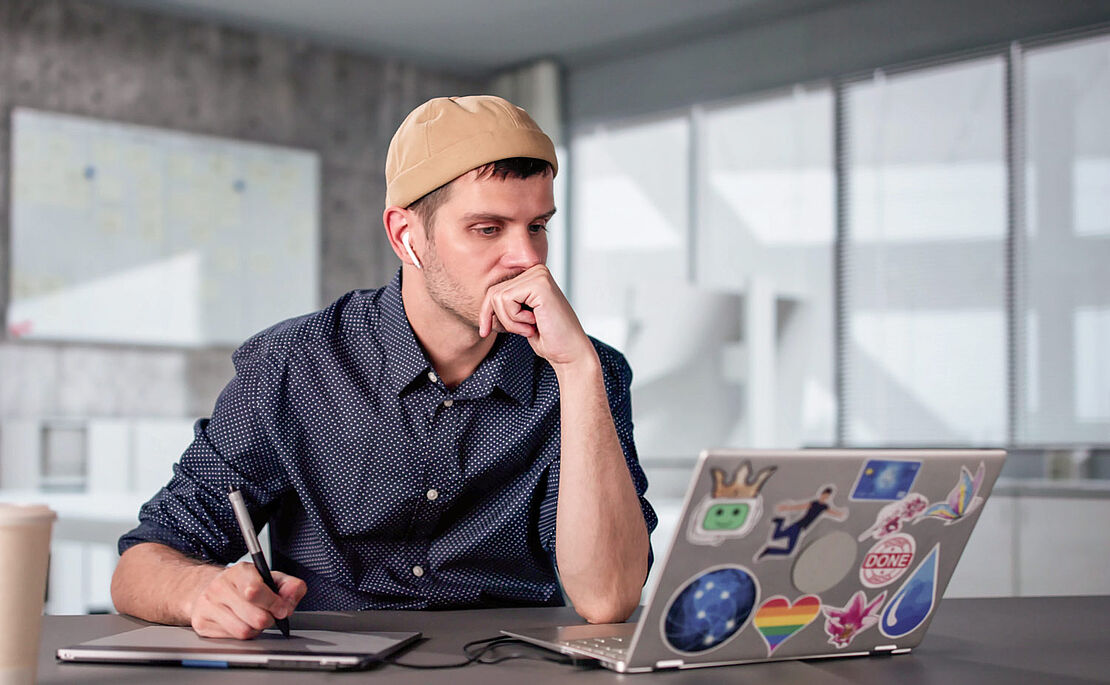 freier Dienstnehmer am Laptop