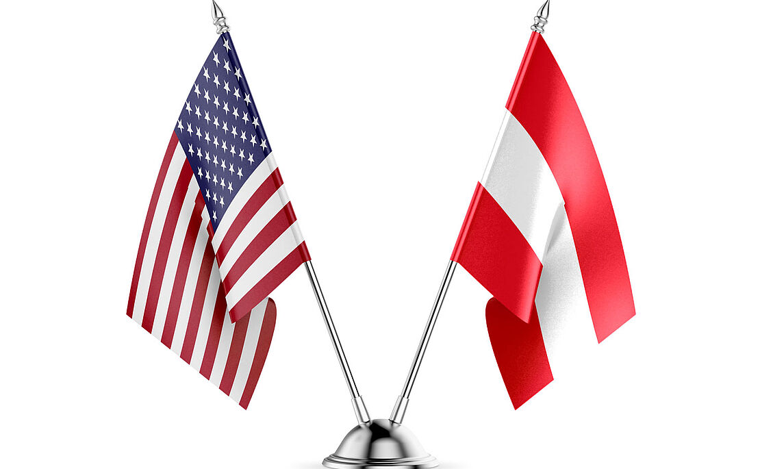 USA Flagge neben Österreich Flagge