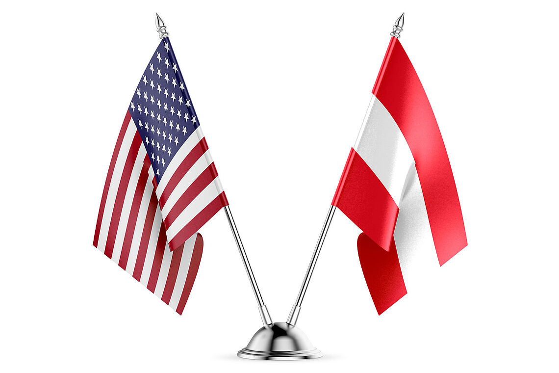 USA Flagge neben Österreich Flagge