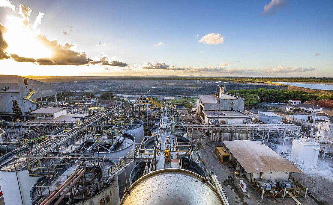 Blick auf eine Goldminenfabrik