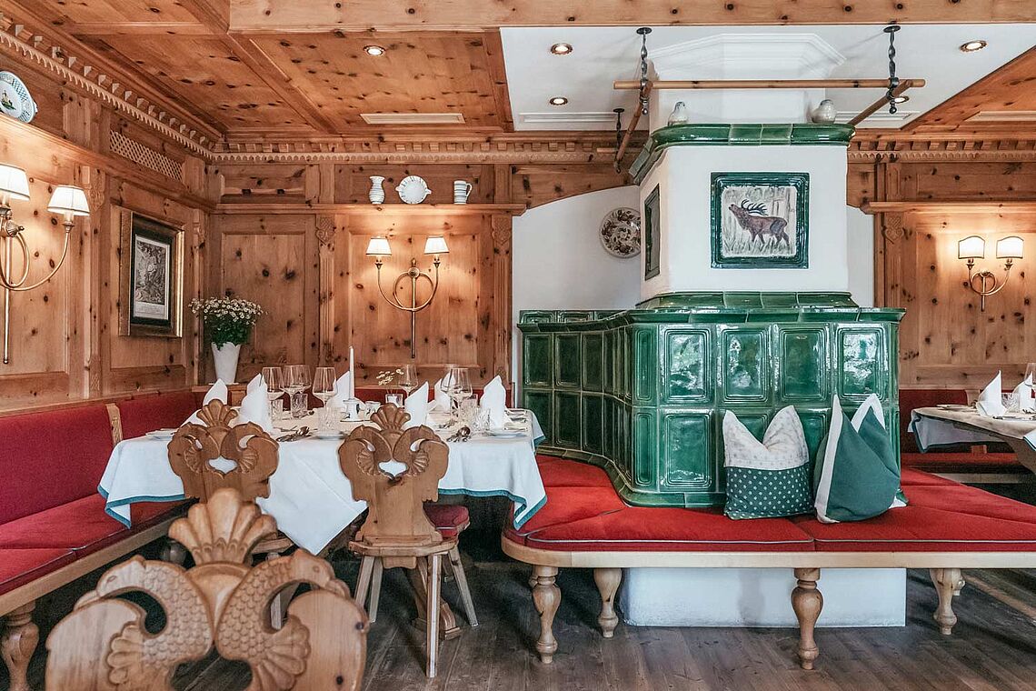 Zirbenstube mit Kamin Hotel Alpina Alpendorf