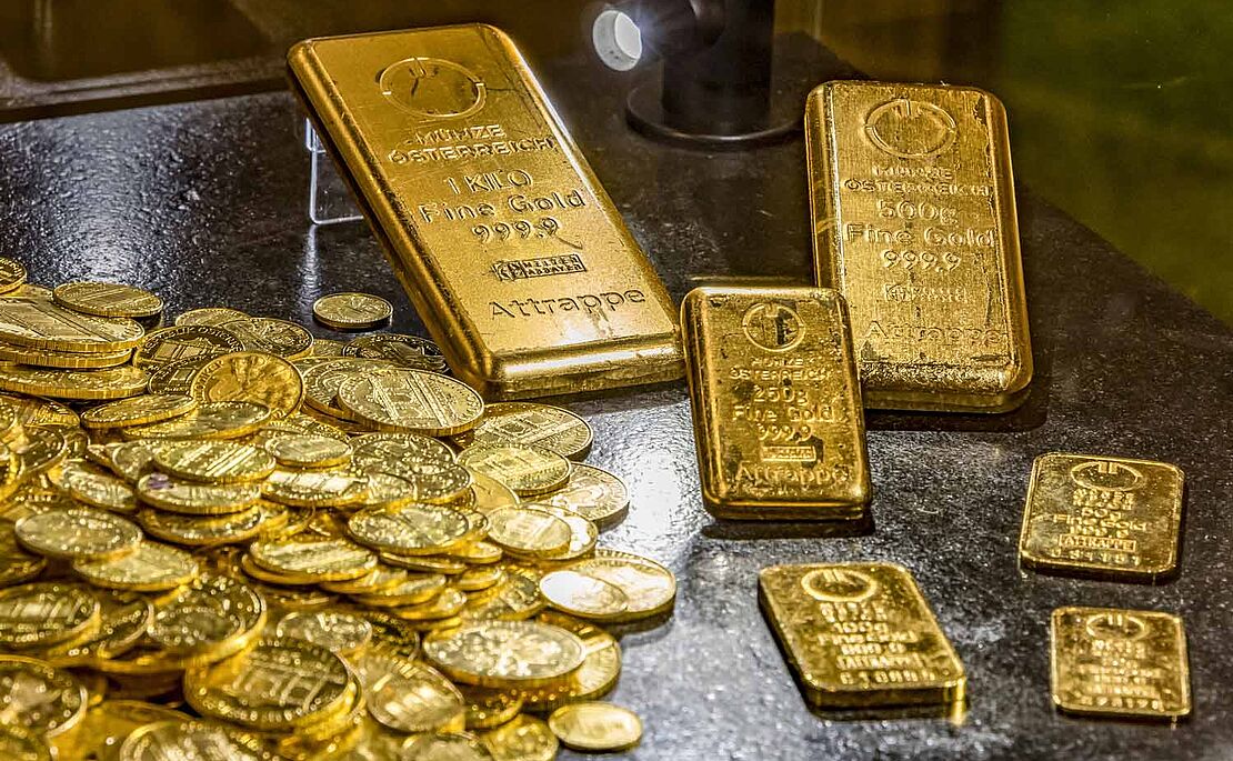 Goldmünzen und -barren