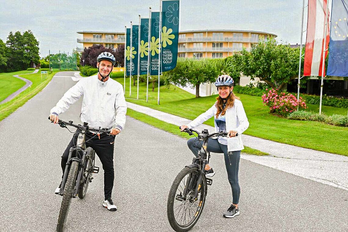 Mann und Frau mit Bikes vor dem Allegria Resort Stegersbach
