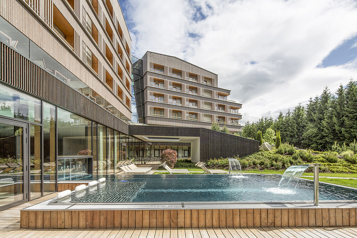 Außenaufnahme mit Pool Falkensteiner Hotel Schladming