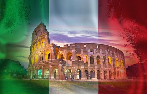Das Colloseum hinter einer Italien-Flagge