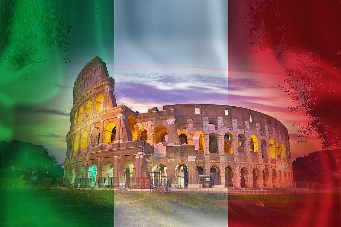 Das Colloseum hinter einer Italien-Flagge