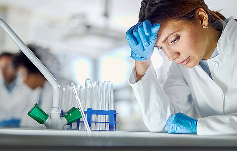 verzweifelte Frau im Labor