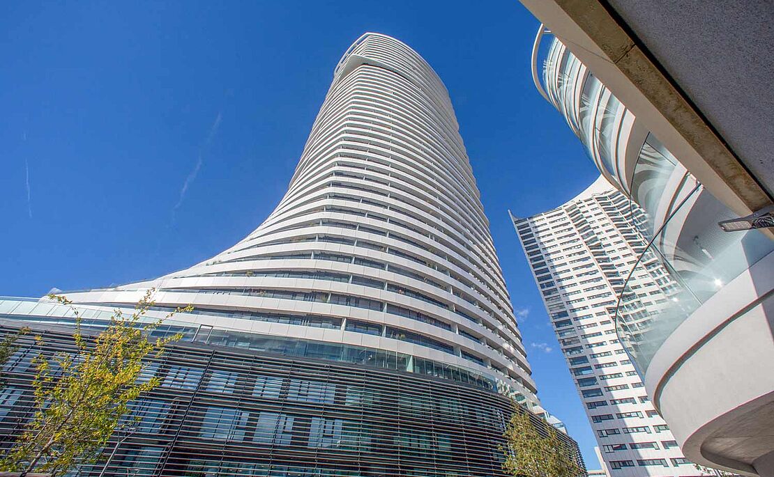 Blick auf den Turm der Danubeflats von unten