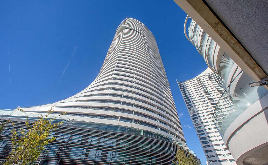 Blick auf den Turm der Danubeflats von unten