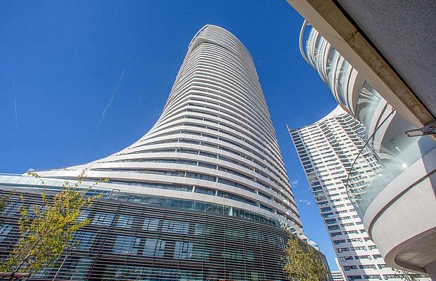 Blick auf den Turm der Danubeflats von unten