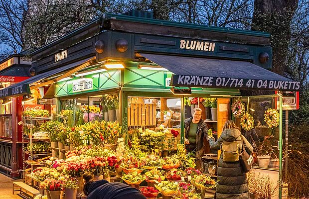 Beleuchteter Blumenladen in der Dämmerung