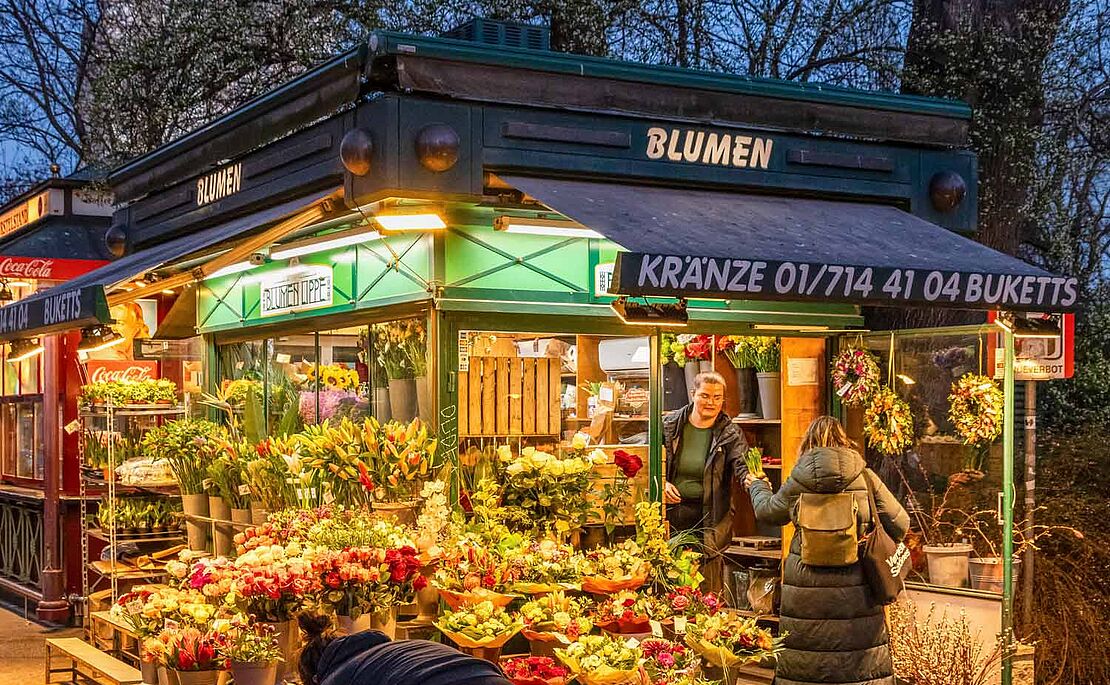 Beleuchteter Blumenladen in der Dämmerung