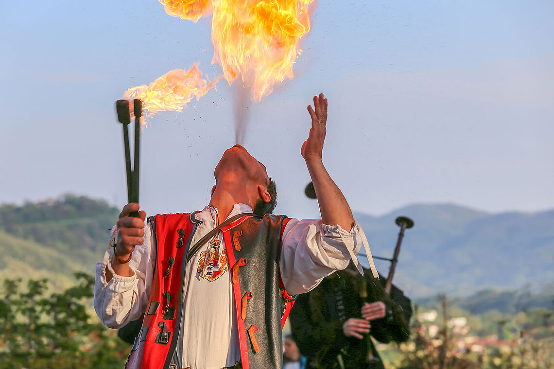 Mann beim Feuerschlucken