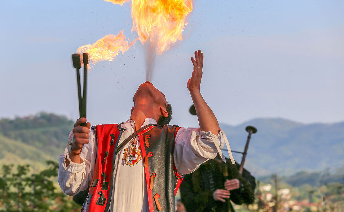 Mann beim Feuerspucken