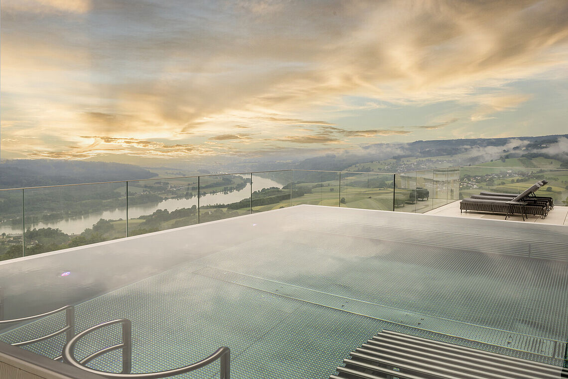 Infinity-Pool Traditionshotel Schachner mit Blick auf die Donau, Wachau