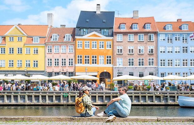 Menschen sitzend am Kanal in Kopenhagen