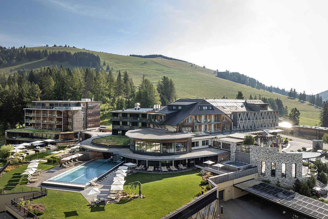 Außenaufnahme des Almwellness Hotel Pierer