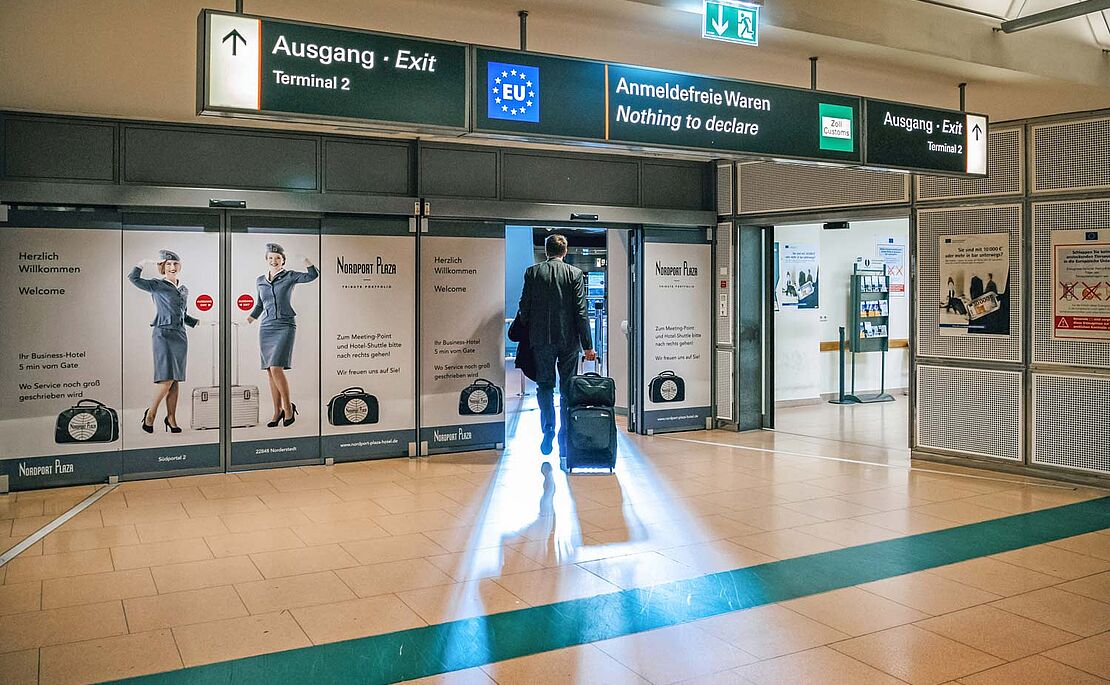Geschäftsreisender am Flughafen