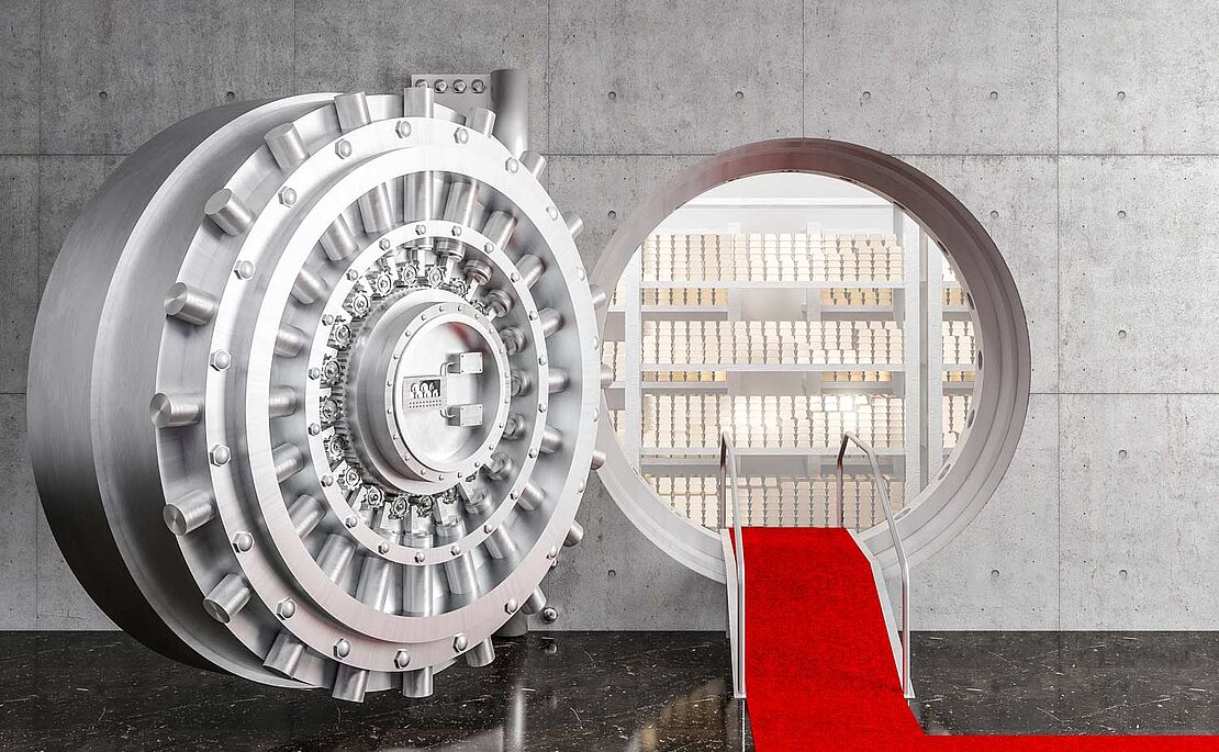 Geöffneter Goldtresor, der Zugang ist mit einem roten Teppich ausgelegt