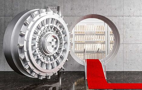 Geöffneter Goldtresor, der Zugang ist mit einem roten Teppich ausgelegt