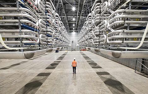 Arbeiter mit Schutzausrüstung in einer Halle von National Grid