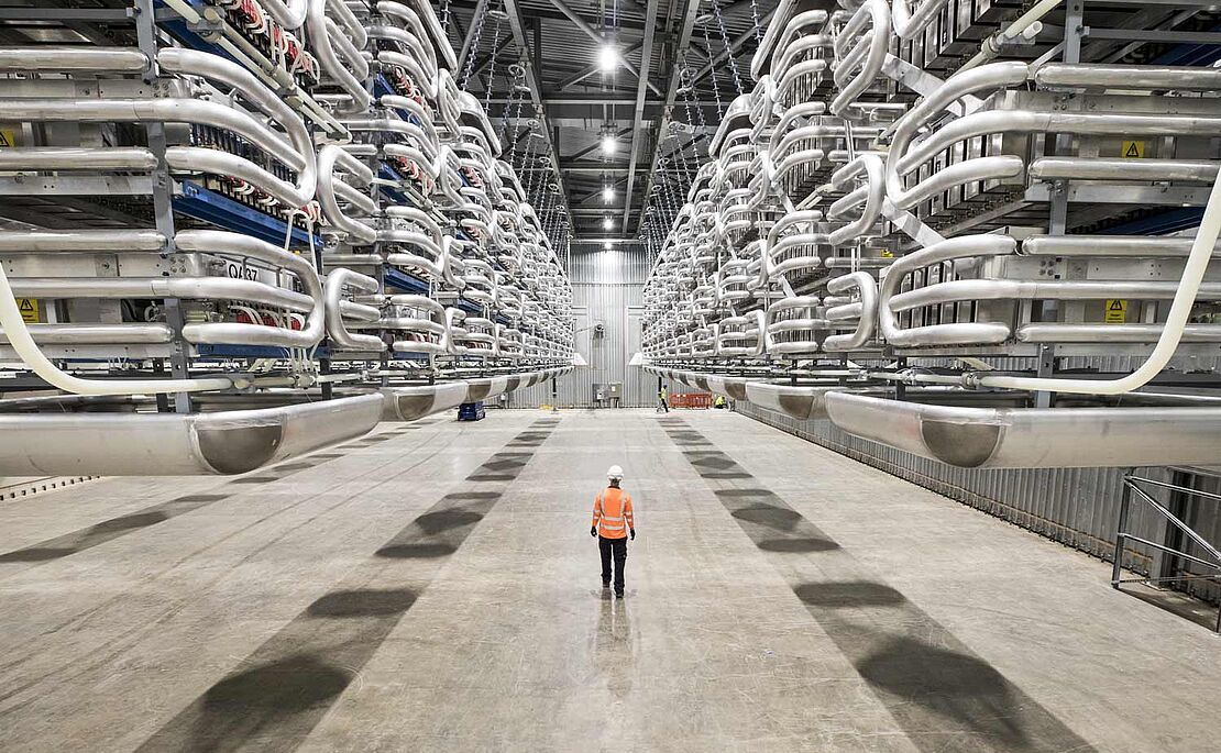 Arbeiter mit Schutzausrüstung in einer Halle von National Grid