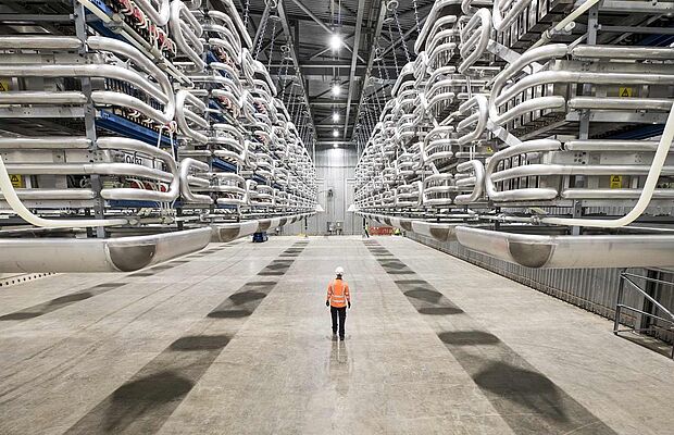Arbeiter mit Schutzausrüstung in einer Halle von National Grid