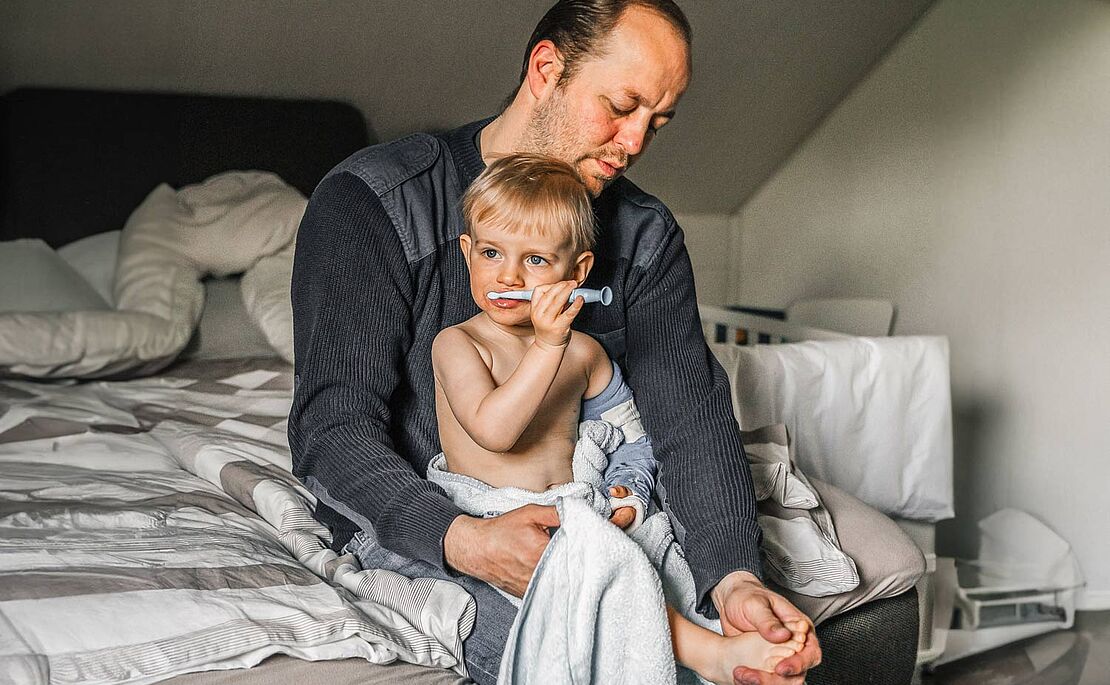 Mann beim Versorgen des Kindes