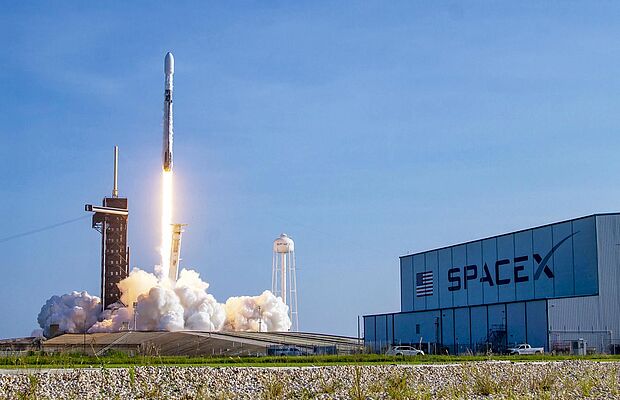 SpaceX Gebäude und Rakete