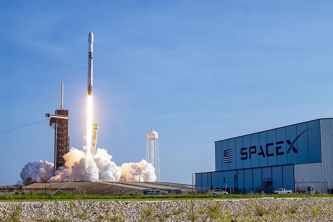 SpaceX Gebäude und Rakete