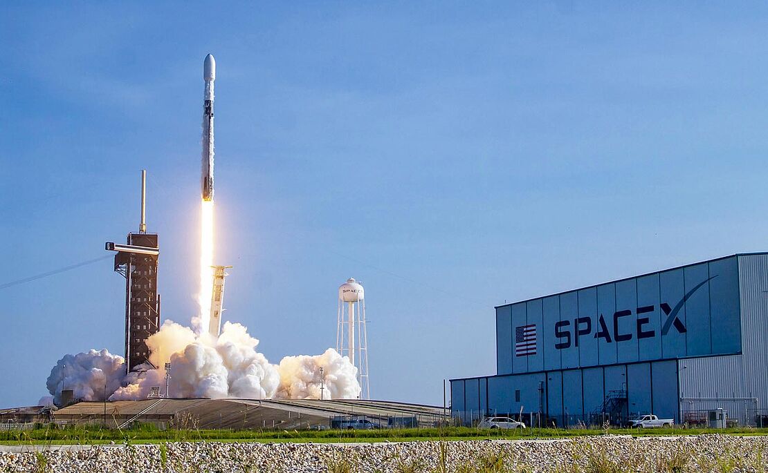 SpaceX Gebäude und Rakete