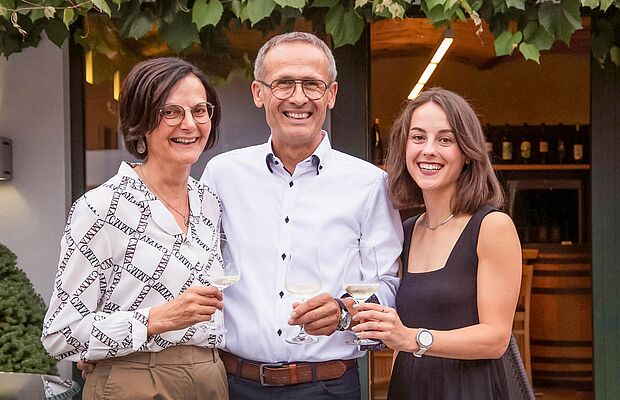 Foto von Laura Hummel mit ihren Eltern, Beatrix und Kurt Hummel
