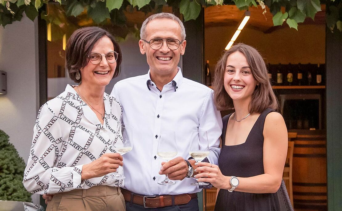 Foto von Laura Hummel mit ihren Eltern, Beatrix und Kurt Hummel