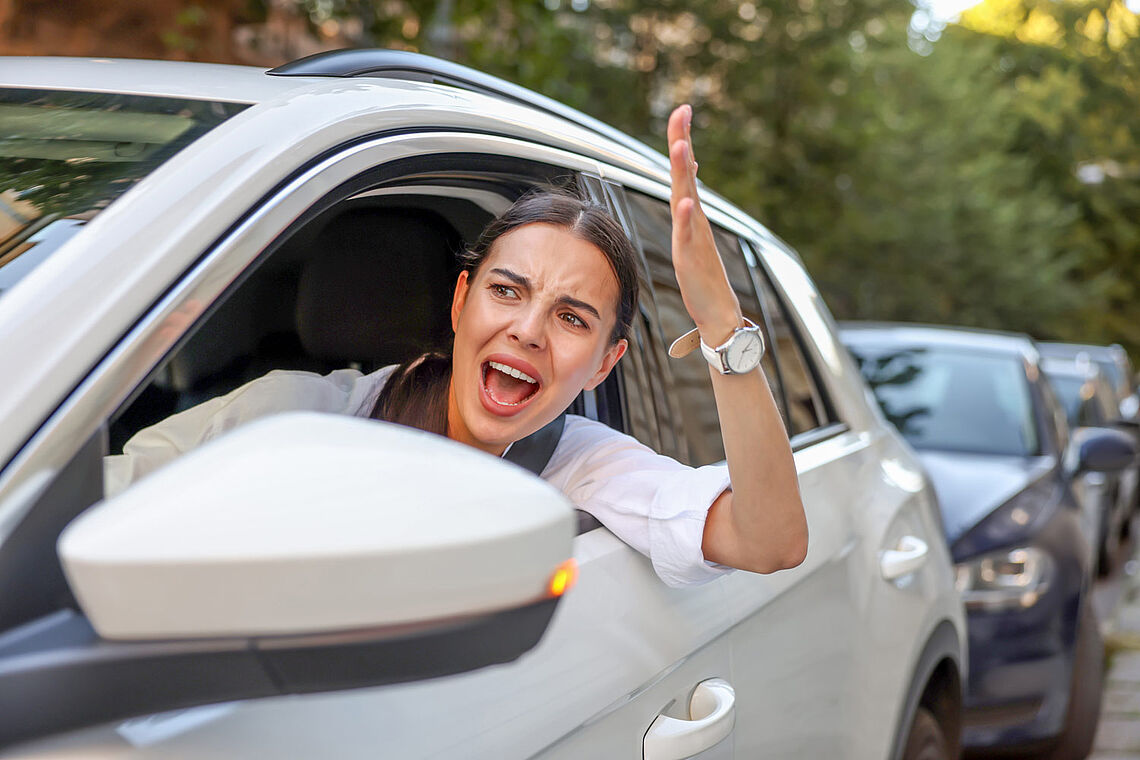 Autofahrerin, die sich aufregt